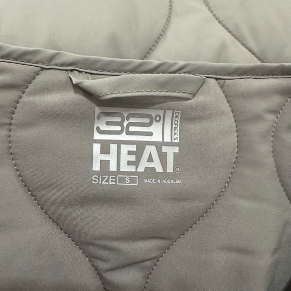 32 Degrees Quilted Sleeveless Vest in Light Gray - Picture 4 of 4